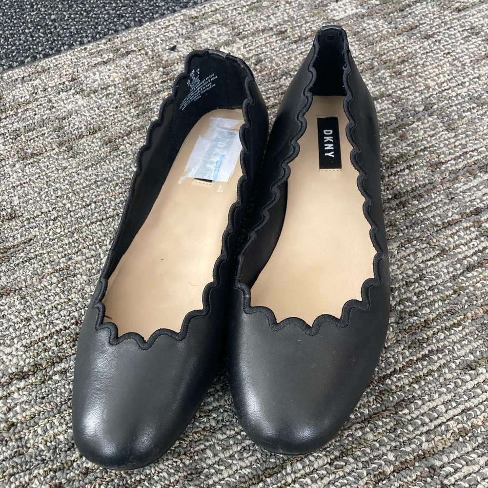 DKNY black scalloped flats size 7.5